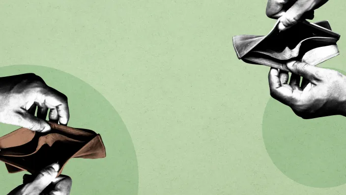 Composición con dos carteras vacías, simbolizando la falta de dinero o los problemas económicos.