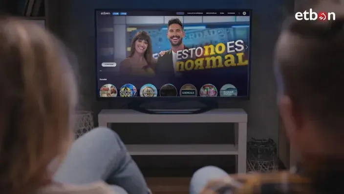 Pareja viendo la aplicación etbon en una Smart TV para disfrutar de cine y televisión en streaming.