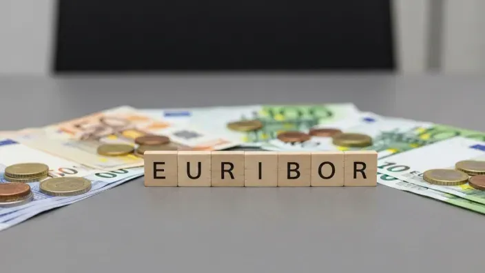 La palabra Euríbor sobre billetes y monedas de euro.