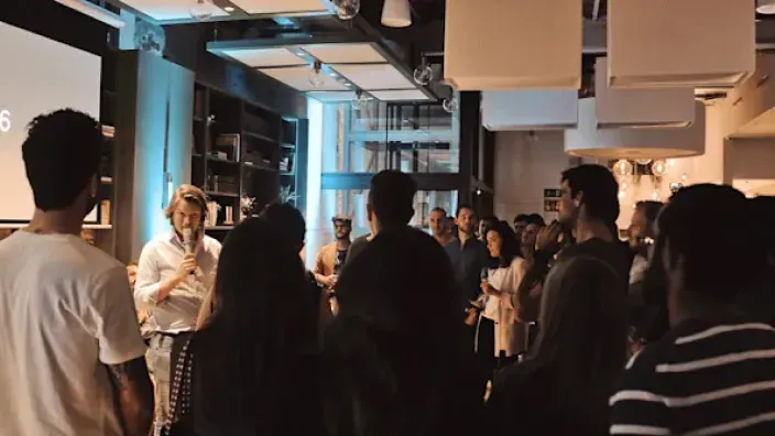 Evento corporativo de N26 con ponente y asistentes para debatir sobre el futuro de la banca digital y tecnología.