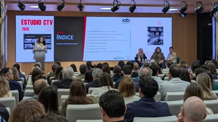 Presentación del Estudio CTV 2026 de IAB Spain sobre televisión conectada ante una audiencia en un auditorio.