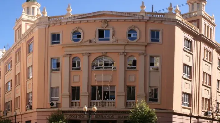 Fachada principal del Colegio Hermanos Maristas de Valencia, edificio histórico de estilo clásico con detalles ornamentales.