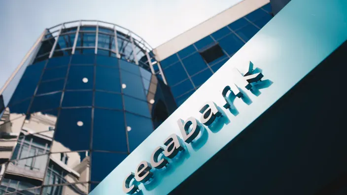 Fachada de un edificio de Cecabank en Madrid.