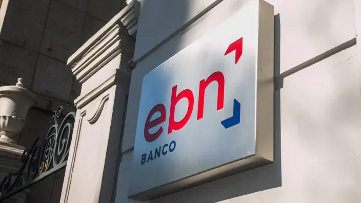 Fachada de EBN banco con un primer plano del logo de la entidad.