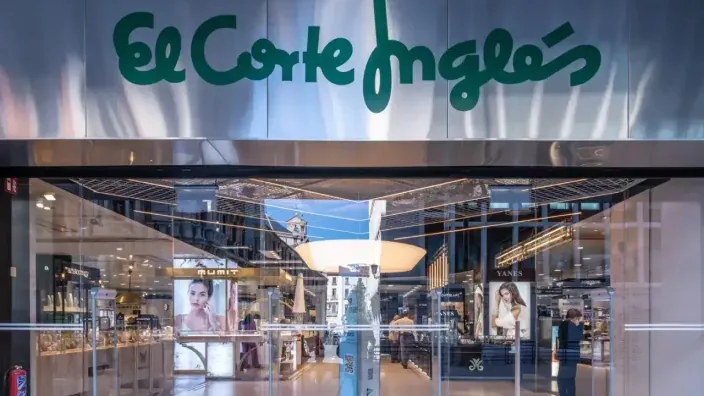 Entrada principal de una tienda El Corte Inglés con su rótulo característico.