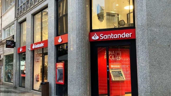 Fachada de una oficina del Banco Santander con su cajero automático visible.