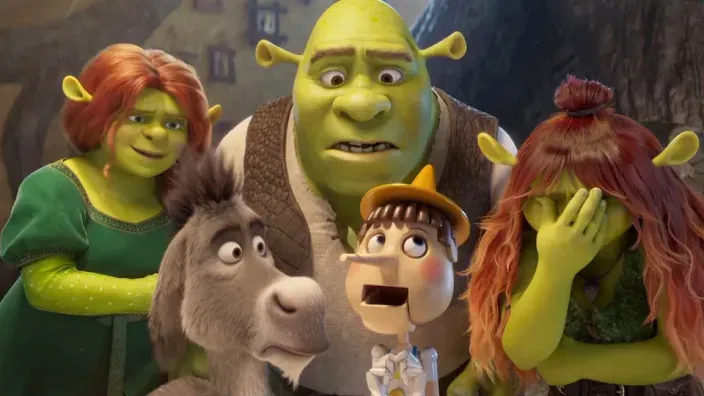 Los personajes de Shrek, Fiona, Asno y Pinocho con cara de preocupación en una escena de la saga de películas.