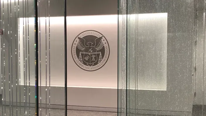 Sello oficial de la FCC (Comisión Federal de Comunicaciones) en su sede para la regulación de telecomunicaciones.
