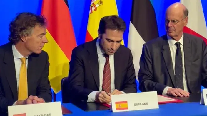 Carlos Cuerpo, ministro de Economía de España, firmando acuerdo de creación sello Finance Europe junto a otros ministros europeos.