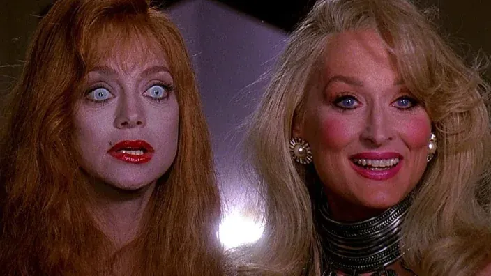 Fotograma de la película La muerte os sienta tan bien con Meryl Streep y Goldie Hawn.