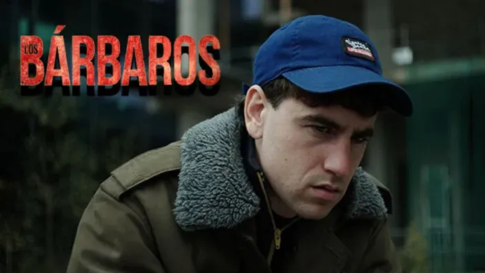 Fotograma del protagonista de Los Bárbaros con gorra azul en una escena dramática.