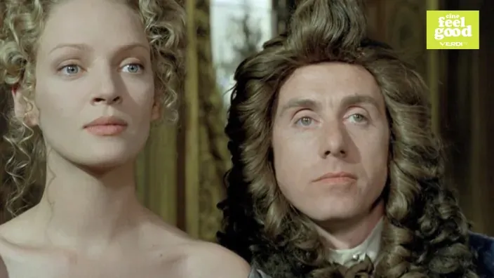 Escena de la película Vatel con Uma Thurman y Tim Roth vestida de época en canal de cine.