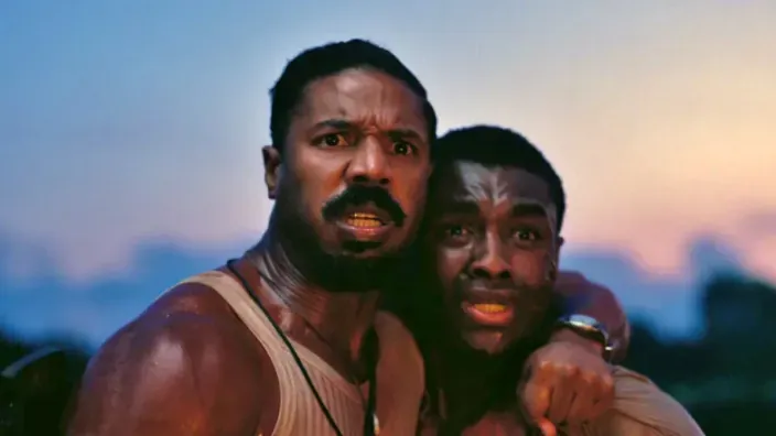 Fotograma de la película Los Pecadores, con sus dos protagonistas asustados.