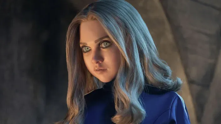 Primer plano del rostro de la muñeca robot M3GAN protagonista de la película de terror.