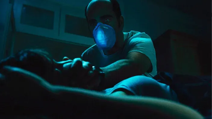 Fotograma de la película Mientras Duermes, con Luis Tosar atacando a una chica dormida.