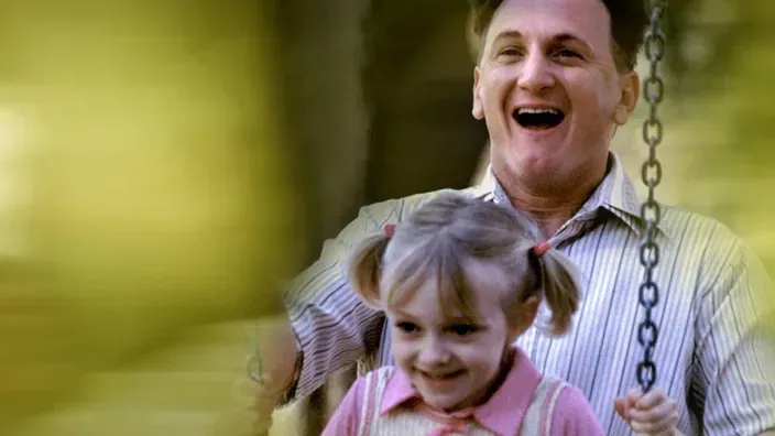 Sean Penn y Dakota Fanning en un fotograma de la película Yo soy Sam, en un columpio.