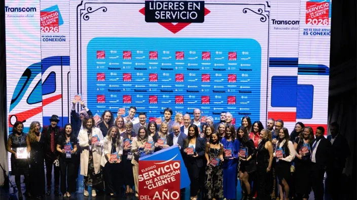 Foto de grupo de los galardonados con el Premio Servicio de Atención al Cliente del Año 2026.