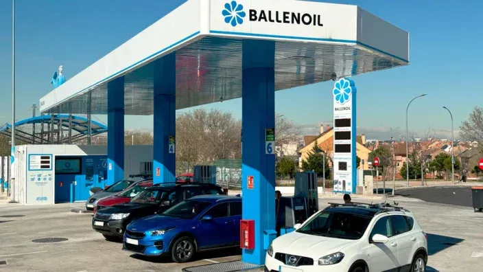 Gasolinera Ballenoil con varios vehículos repostando combustible en una estación de servicio urbana