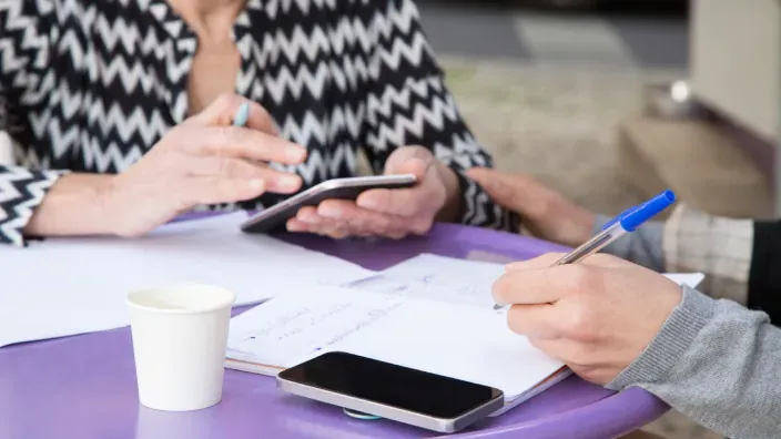 Analista financiero dibuja un gráfico de la bolsa en un cristal.