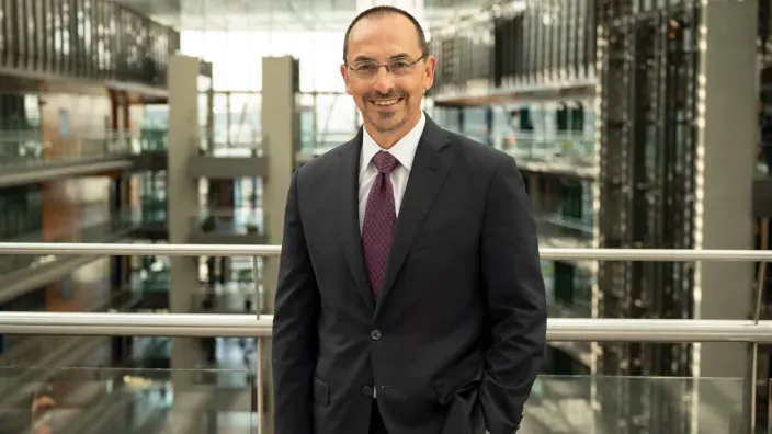El nuevo CEO de Endesa, Gianni Armani, posa sonriente y con traje dentro de las oficinas de la energética.