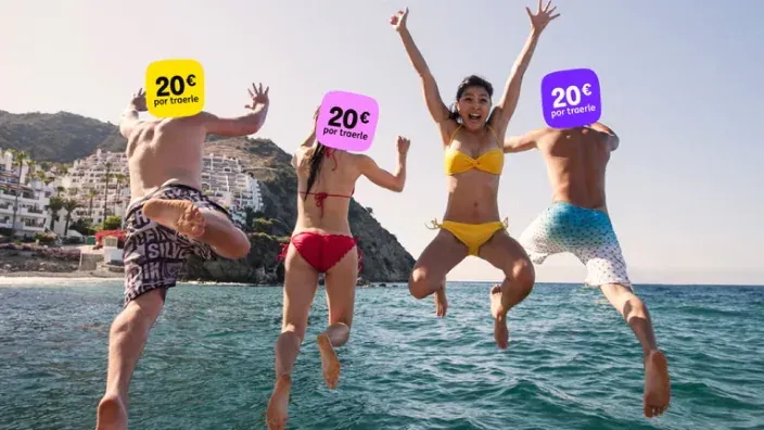 Grupo de personas saltando al mar con carteles de 20 euros sobre sus cuerpos