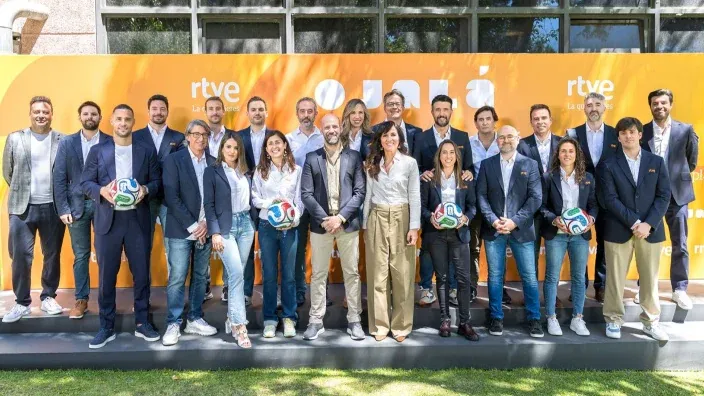 Grupo de profesionales posando en un evento de RTVE al aire libre