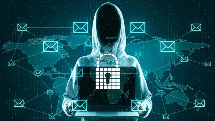 Hacker con portátil y candado rodeado de iconos de email, simbolizando ciberataques y phishing global.