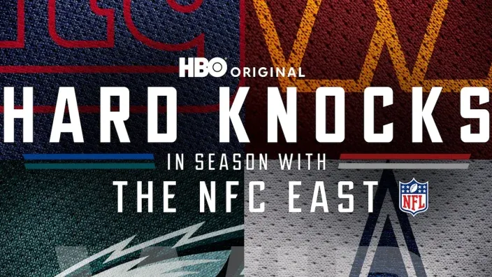 Cartel promocional de la serie Hard Knocks: In Season with the NFC East de HBO Original con logos y texturas de los equipos.