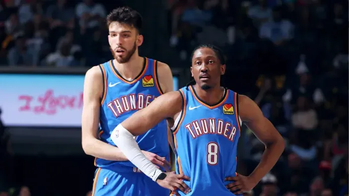 Dos jugadores del equipo Oklahoma City Thunder durante un partido de baloncesto.