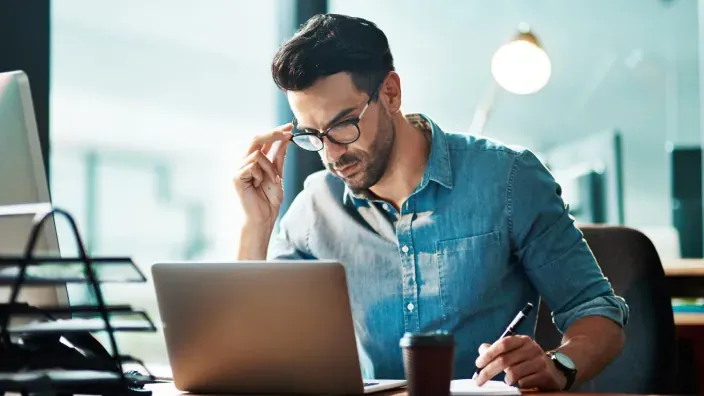 hombre-trabajando-portatil-finanzas