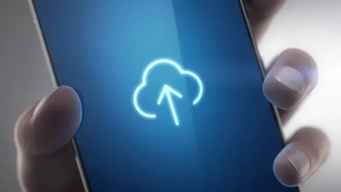 Icono de almacenamiento en la nube en un smartphone para representar la subida de archivos y copias de seguridad.