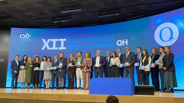 Foto de grupo de los premiados en el Acto de Reconocimiento QH del Instituto IDIS por la calidad asistencial.