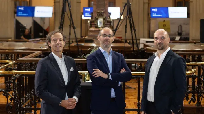 Ramon Blanco, Unai Ansejo y François Derbaix, fundadores de Indexa Capital, en el Palacio de la Bolsa de Madrid.