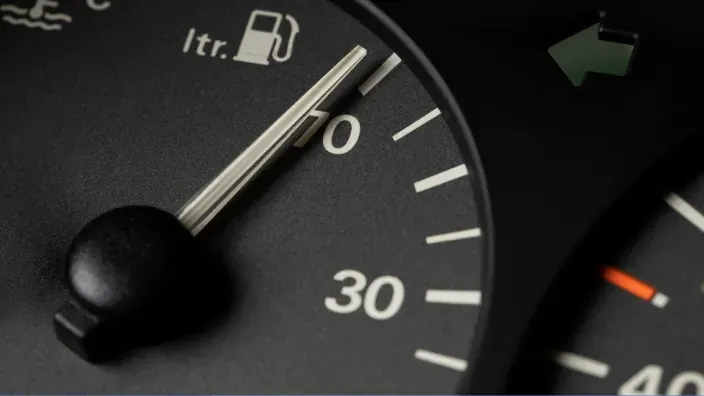 Indicador de combustible de un coche marcando nivel de gasolina