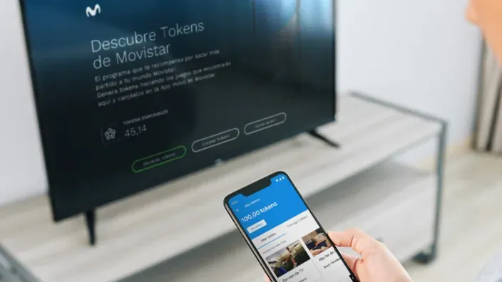 Persona usando la app de Tokens de Movistar para canjear los puntos generados con su consumo en Movistar Plus+.
