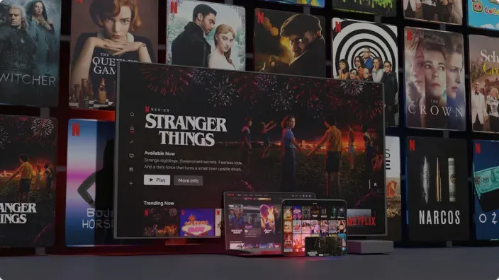 Interfaz de Netflix mostrando Stranger Things en televisión y dispositivos digitales
