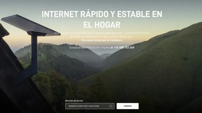 Antena de Starlink en un tejado frente a montañas para promocionar internet satelital rápido y estable en el hogar.