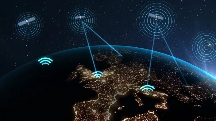 Satélites en órbita terrestre enviando señales de internet a Europa para representar la conectividad satelital global.