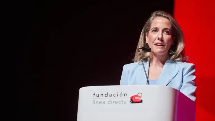 Patricia Ayuela, Consejera Delegada de Línea Directa, ofreciendo un discurso durante un evento institucional