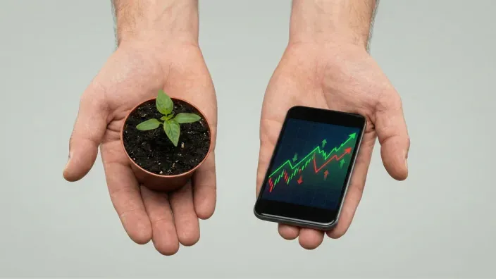 Dos manos: una sostiene una planta y otra un móvil con gráfica bursátil