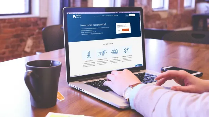 Inversor analizando carteras digitales y crecimiento del ahorro indexado.