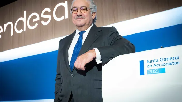 Primr plano de José Bogas, consejero delegado de Endesa, apoyado en un atril.