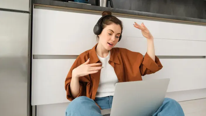 Joven en una videollamada de trabajo desde casa.
