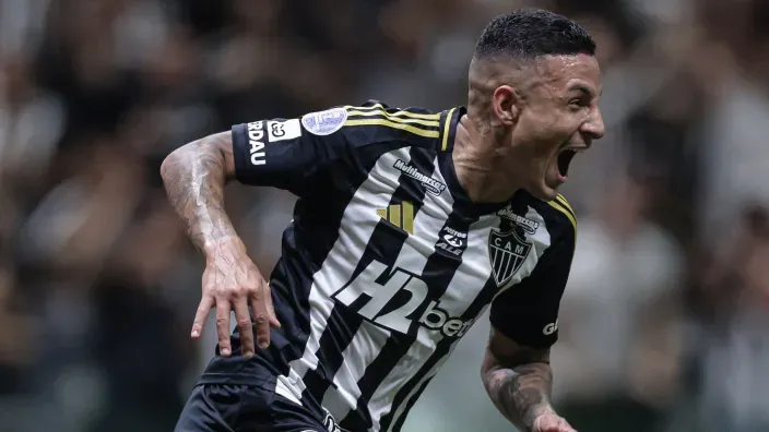 Futbolista de Atlético Mineiro celebrando un gol durante un partido.