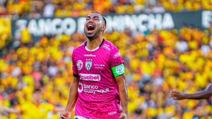 Jugador de Independiente del Valle celebra un gol.