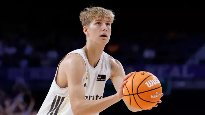 Jugador de baloncesto del Real Madrid lanzando un tiro libre durante un partido.