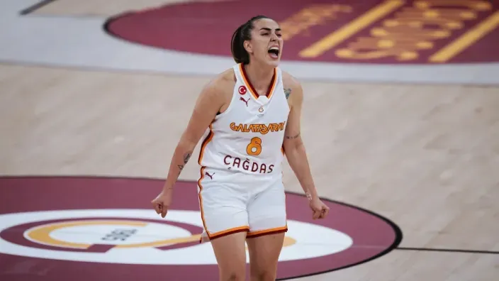 Jugadora del Galatasaray celebrando durante un partido de Euroliga femenina de baloncesto.