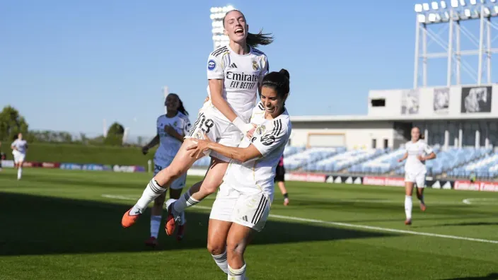 Las jugadoras del Real Madrid Femenino celebrando un gol durante un partido de la Liga F.