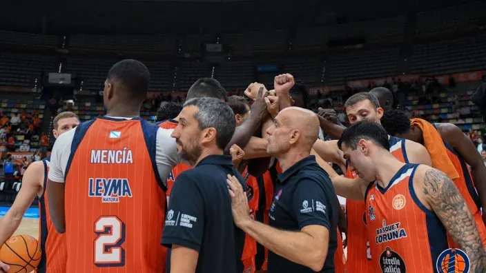 Plantilla del Básquet Coruña unida en equipo antes de un partido de la Primera FEB