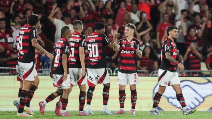 Los jugadores del Flamengo cleebran un gol en los cuartos de final de la Copa Libertadores.